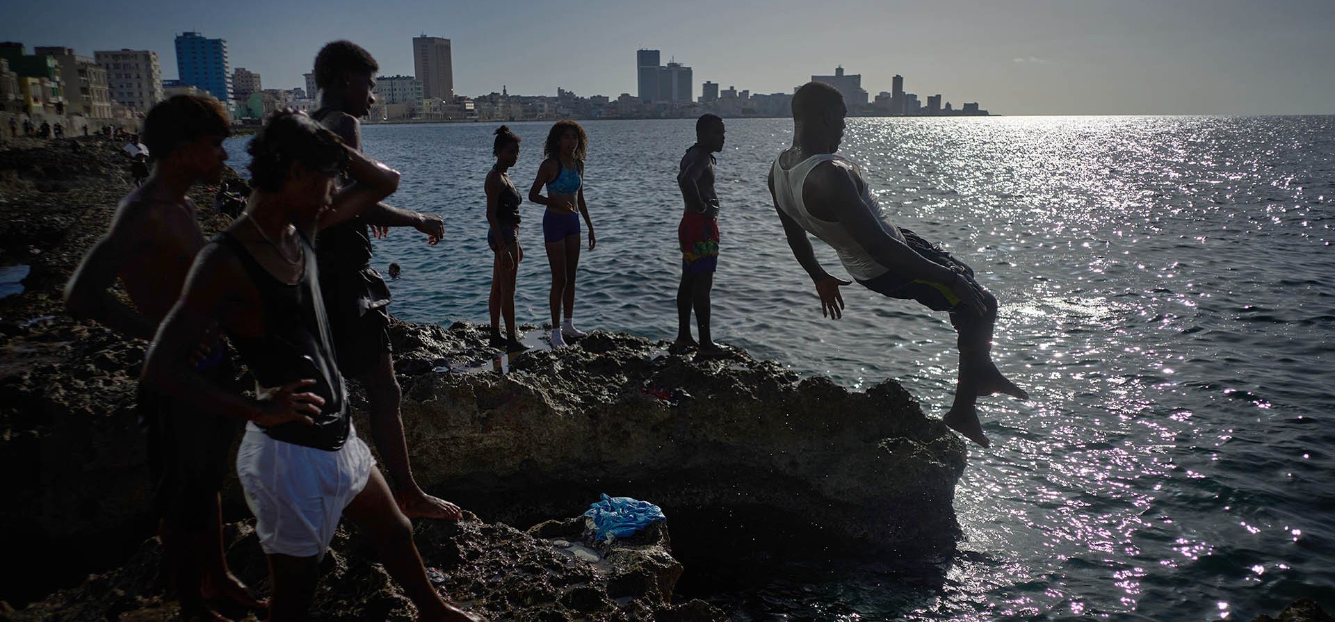 Un bañista salta al mar en La Habana, Cuba, el 19 de agosto de 2026. (AP Foto/Ramón Espinosa) Un bañista salta al mar en La Habana, Cuba, el 19 de agosto de 2026. (AP Foto/Ramón Espinosa)