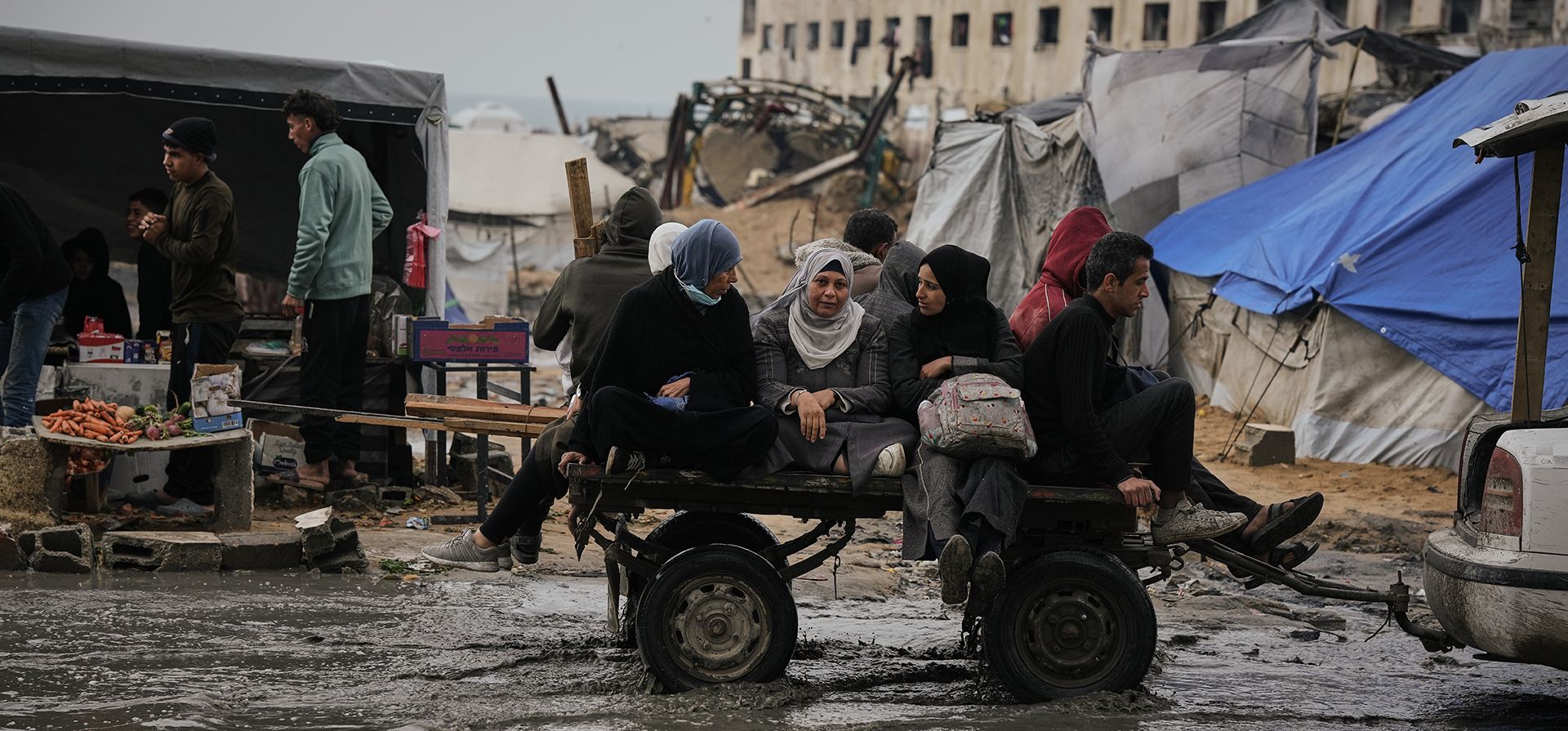 Palestinos viajan en un carro tirado por un vehículo por una calle inundada tras una tormenta en la ciudad de Gaza, el miércoles 10 de diciembre de 2025. (Foto AP/Jehad Alshrafi) Palestinos viajan en un carro tirado por un vehículo por una calle inundada tras una tormenta en la ciudad de Gaza, el miércoles 10 de diciembre de 2025. (Foto AP/Jehad Alshrafi)