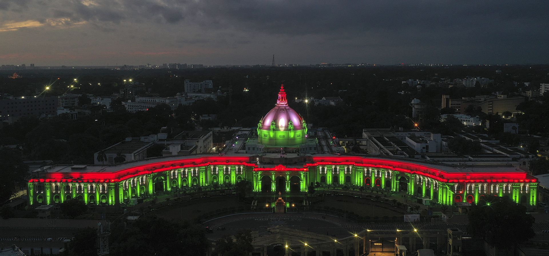 El edificio de la legislatura del estado de Uttar Pradesh se ilumina antes del Día de la Independencia de India en lucknow, el jueves 11 de agosto de 2022. India celebrará su 75° Día de la Independencia el 15 de agosto.