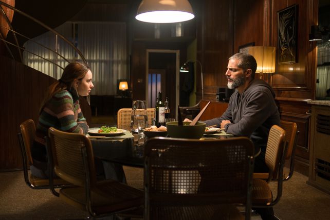 La tensa relación entre padre e hija. Moira (Lanata) y Fabián Danubio (Furriel)