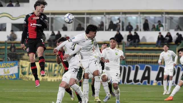 Walter Mazzantti busca de arriba en el último partido de visitante de Newell’s. Perdió ante Defensa y Justicia por 2 a 1 en Varela.