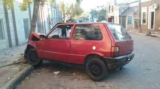 Así quedó el auto contra el árbol en calle Pedro del Castillo de Concordia.&nbsp;