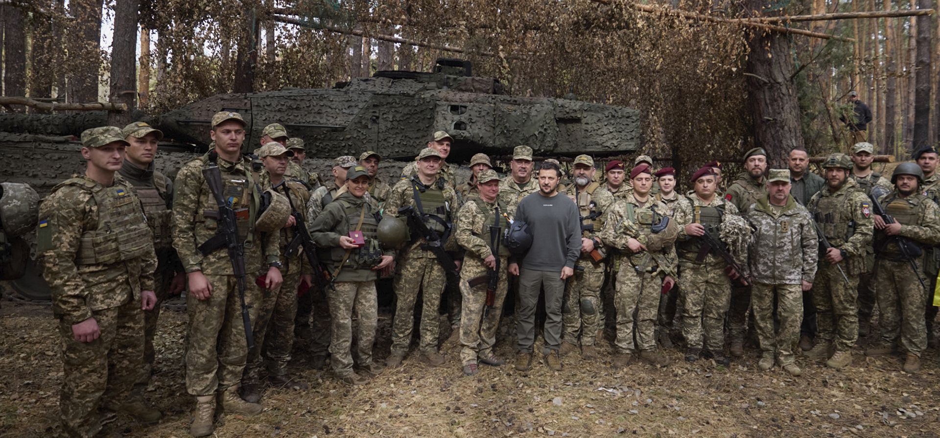 El presidente, Volodymyr Zelenskyy (centro), posa para una foto con soldados delante de un tanque Leopard 2, en la línea del frente en al región de Járkiv, Ucrania, el 3 de octubre de 2023. (Oficina de Prensa de la Presidencia Ucraniana vía AP) El presidente, Volodymyr Zelenskyy (centro), posa para una foto con soldados delante de un tanque Leopard 2, en la línea del frente en al región de Járkiv, Ucrania, el 3 de octubre de 2023. (Oficina de Prensa de la Presidencia Ucraniana vía AP)