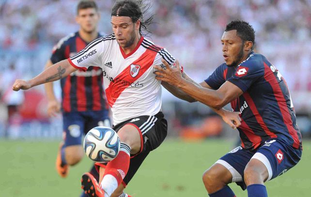El colombiano dijo presente en la red en el arranque del partido.