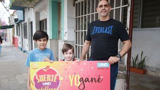 Lucio, Enzo y Lisandro en la puerta del hogar en Paran&aacute;.&nbsp;