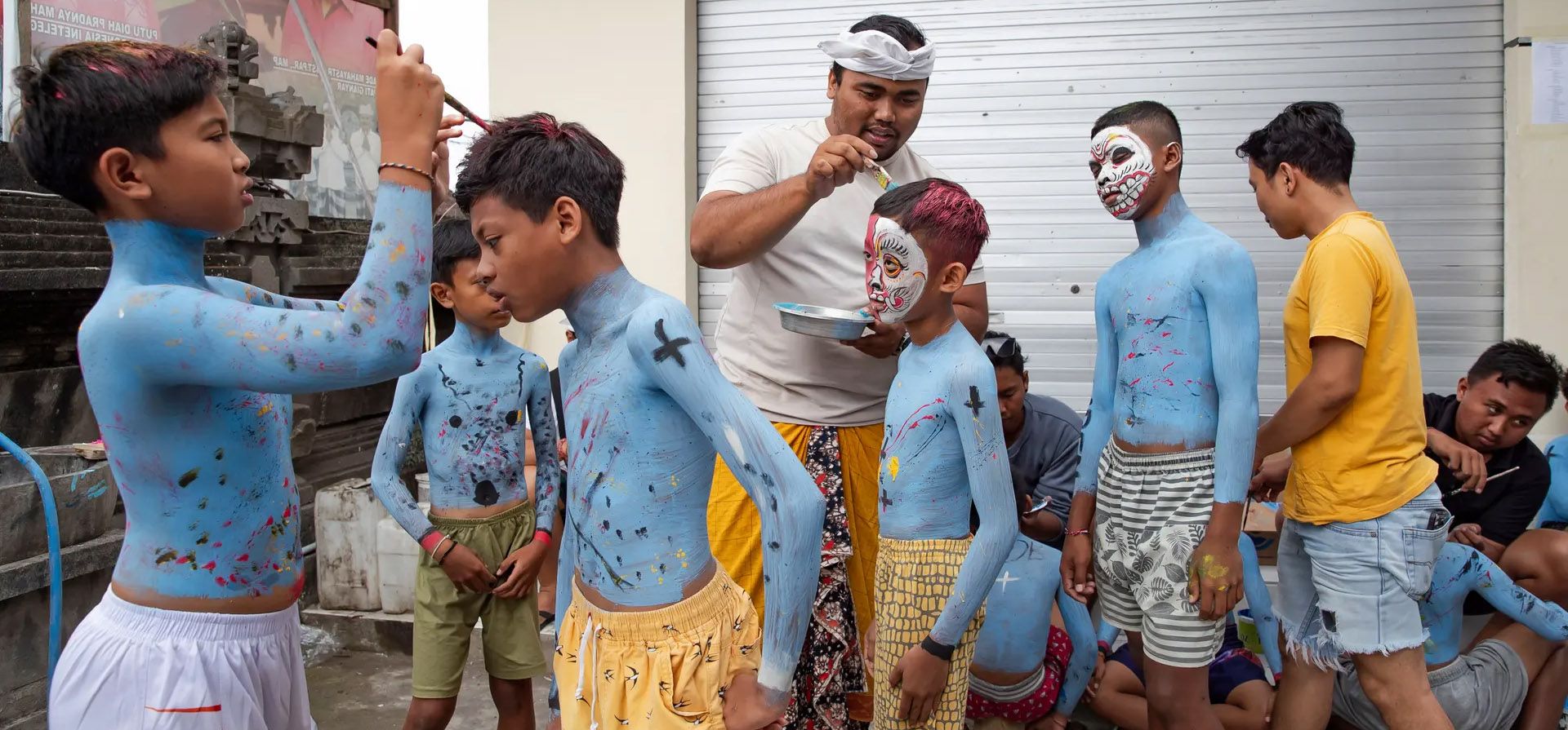Bali, Indonesia. Los niños tienen sus cuerpos y rostros pintados en preparación para una procesión en el pueblo de Tegallalang, como parte del ritual Ngerebeg para ahuyentar a los espíritus malignos. Fotografía: Made Nagi/EPA Bali, Indonesia. Los niños tienen sus cuerpos y rostros pintados en preparación para una procesión en el pueblo de Tegallalang, como parte del ritual Ngerebeg para ahuyentar a los espíritus malignos. Fotografía: Made Nagi/EPA