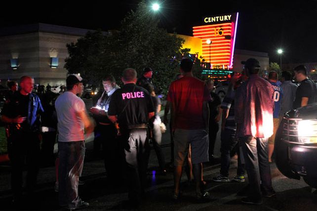 Tiroteo y gas en un cine en los EE.UU. dejó 12 muertos