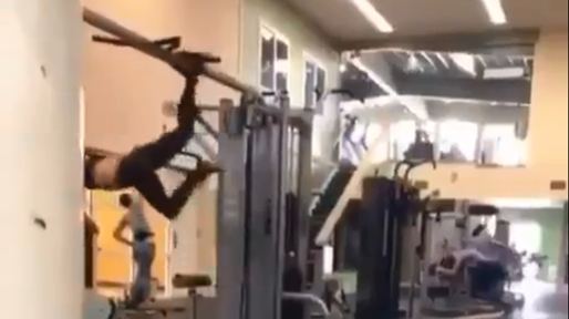 Una chica sorprende volando durante su rutina de gimnasio