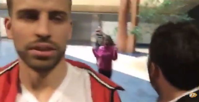 La joven se abalanzó sobre el futbolista del Barça mientras grababa un vídeo en sus oficinas.