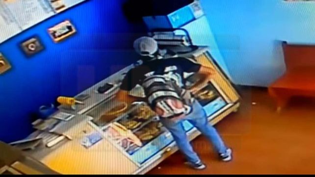 Hurtó un iPhone en una rotisería y quedo escrachado en la cámara de seguridad