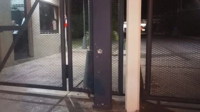 Las marcas de las balas quedaron registradas en el portón de ingreso a Televisión Litoral.&nbsp;