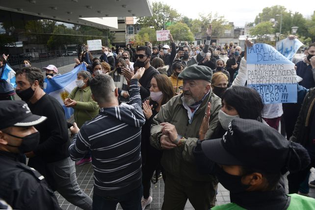 Libere a mi hijo, no es un asesino, clamó la madre de Diego C. tras la audiencia imputativa