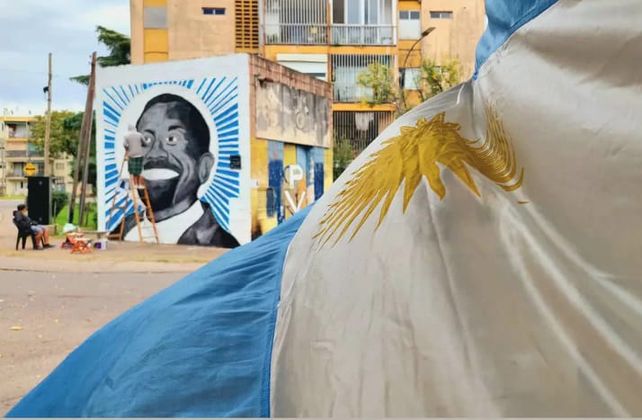 El Cachorro de Rucci le dio los últimos retoques y dejó terminado el mural del padre Ignacio en la esquina de la parroquia Natividad del Señor.