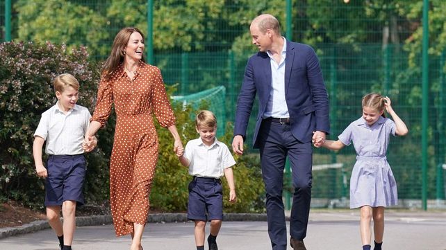 Kate Middleton y el príncipe William junto a sus hijos George, Louis y Charlotte.
