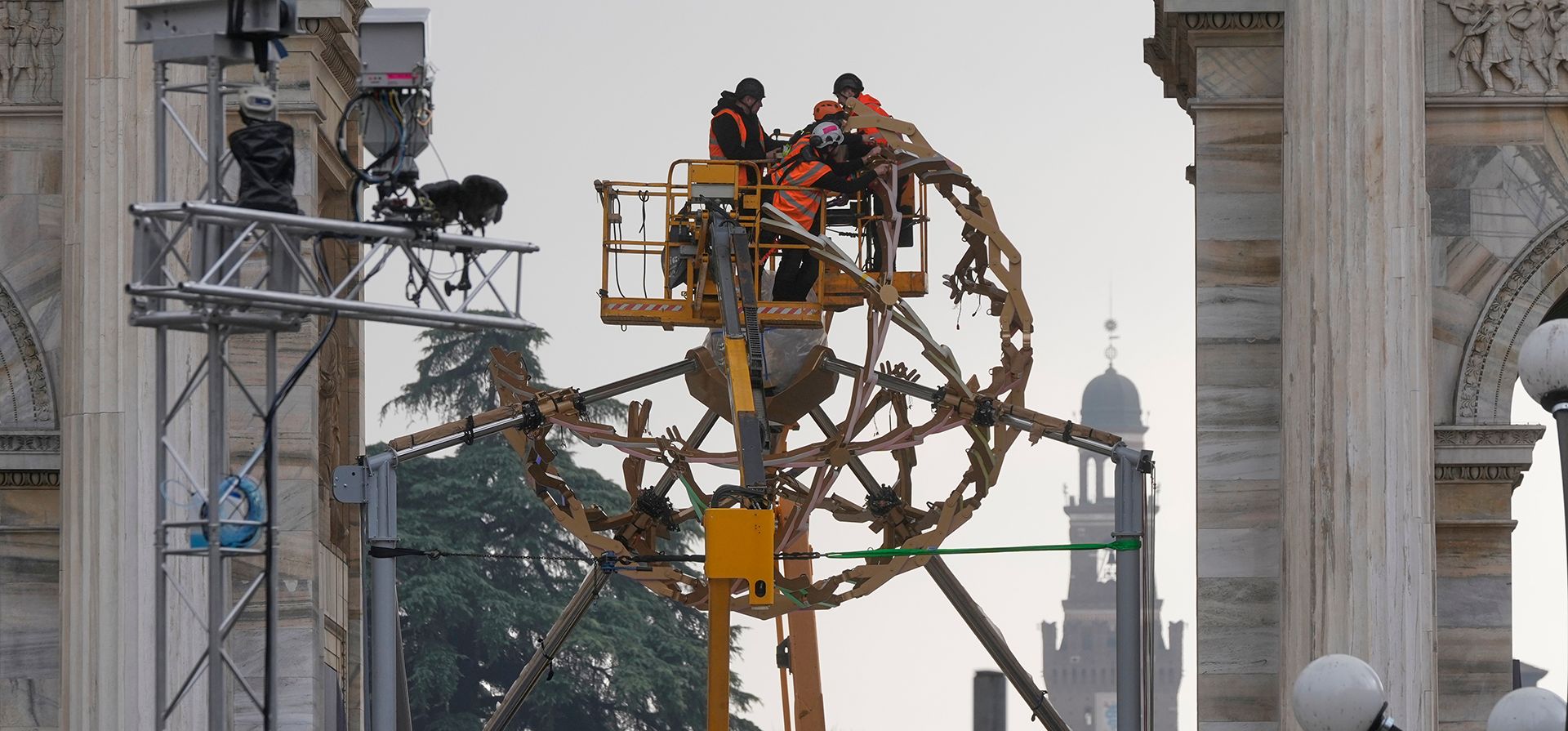 Trabajadores colocan el pebetero olímpico en el Arco de la Paz en Milán, Italia, el jueves 29 de enero de 2026. (Foto AP/Luca Bruno) Trabajadores colocan el pebetero olímpico en el Arco de la Paz en Milán, Italia, el jueves 29 de enero de 2026. (Foto AP/Luca Bruno)