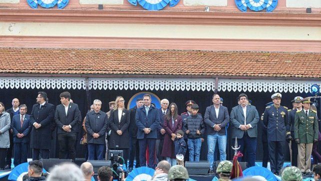 Gualeguaychú: docentes protestaron en pleno acto patrio y Mauricio Davico respondió.