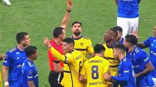 El peruano Luis Advíncula dejó a Boca con diez hombres en menos de 30 segundos contra Cruzeiro.
