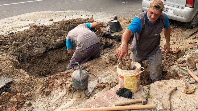Personal municipal de Paraná realiza arreglos en cañerías y conexiones domiciliarias de agua potable