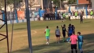 Hinchas de Almafuerte que se encontraban afuera de la cancha agredieron a los visitantes. (Foto: Las Rosas Digital)