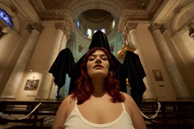 Brunella presenta Salvarme, su disco debut, que va de la oscuridad al renacimiento