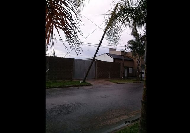 El temporal dejó una columna de luz caíada en la zona de San Martín 7100. Enviado por María Emilia.