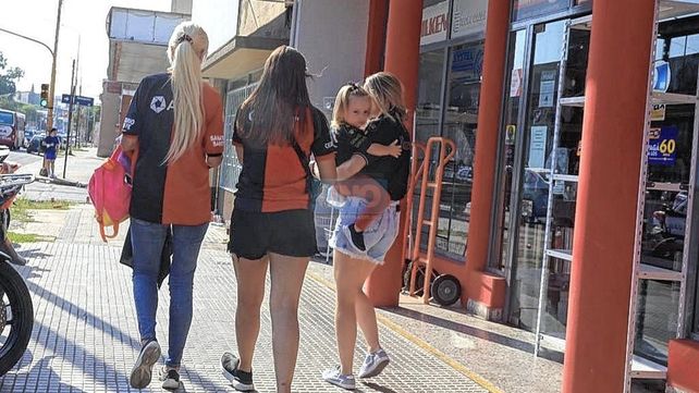 Hinchas del Sabalero llegando al Grella