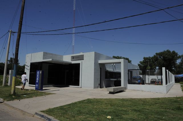La seccional 12 de barrio Ludueña. El subjefe fue demorado este lunes a la noche. Lo investigan por robo de auto partes.