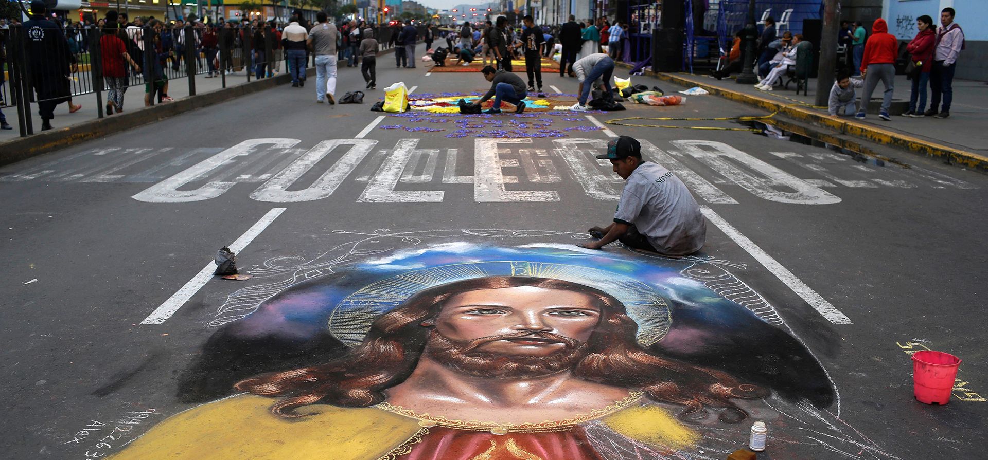 Un artista trabaja en un retrato del Sagrado Corazón de Jesús en Lima, Perú, el 28 de octubre del 2017. (AP foto/Martin Mejia) Un artista trabaja en un retrato del Sagrado Corazón de Jesús en Lima, Perú, el 28 de octubre del 2017. (AP foto/Martin Mejia)