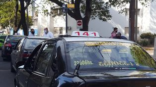 Juntos por el Cambio pidió informes sobre los permisos de taxis y remises autoconvocados frente al Concejo.&nbsp;Foto: archivo UNO Santa Fe.