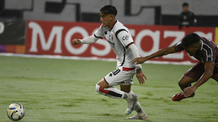 Facundo Guch supera la marca durante el partido de Newells en Santiago del Estero.