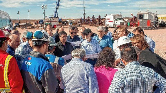 Práctica. Los directores de las regionales de la UTN pudieron ver cómo funciona un set de fractura y un equipo de perforación.