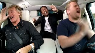 El video de Rod Stewart haciendo un desopilante karaoke en un auto