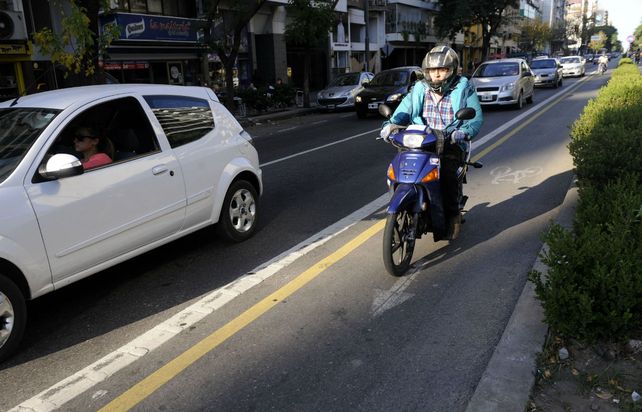 Riesgo inminente . Las motos invaden f&aacute;cilmente el espacio de las bicicletas.