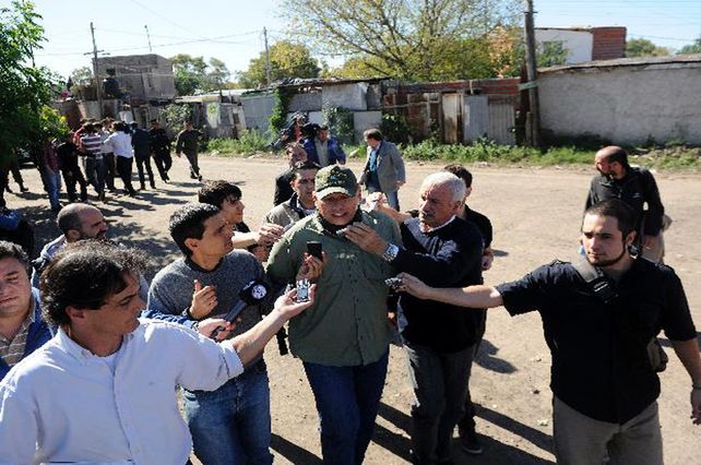 Desembarco. Funcionarios nacionales recorrieron barrios rosarinos.