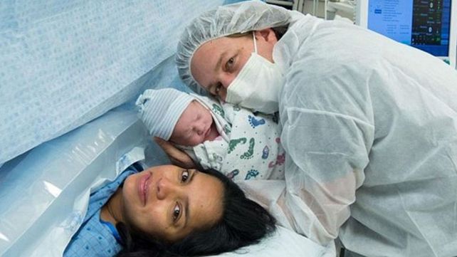 Les cobraron un plus en un hospital por tener en brazos a su hijo recién nacido