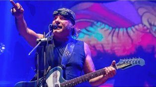Chizzo Nápoli de La Renga alentó a sus seguidores a cantar contra Milei. El rock siempre fue política.