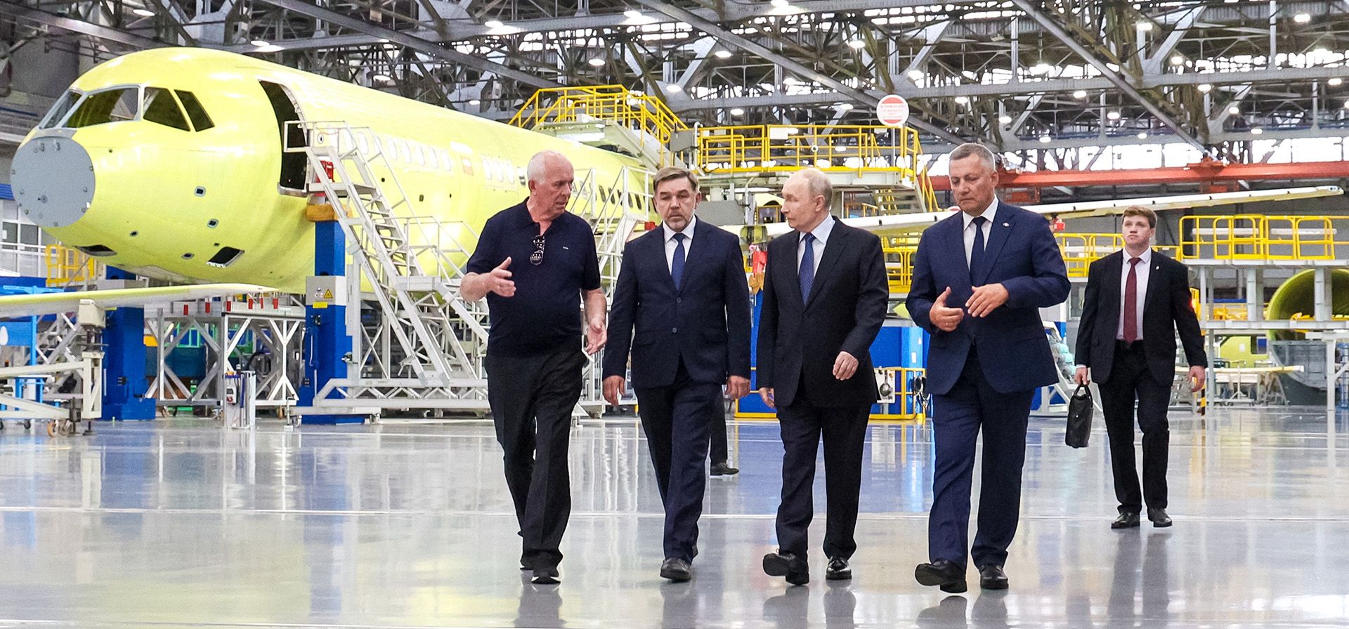 De izquierda a derecha, Sergei Chemezov, director ejecutivo de la Corporación Estatal Rostec, Andrei Soinov, director general de la Planta de Aviación de Irkutsk, el presidente ruso Vladimir Putin y el gobernador de la región de Irkutsk, Igor Kobzev, visitan la Planta de Aviación de Irkutsk en Irkutsk, Rusia, el viernes 24 de julio de 2026. (Vyacheslav Prokofyev, Sputnik, Kremlin Pool Photo vía AP) De izquierda a derecha, Sergei Chemezov, director ejecutivo de la Corporación Estatal Rostec, Andrei Soinov, director general de la Planta de Aviación de Irkutsk, el presidente ruso Vladimir Putin y el gobernador de la región de Irkutsk, Igor Kobzev, visitan la Planta de Aviación de Irkutsk en Irkutsk, Rusia, el viernes 24 de julio de 2026. (Vyacheslav Prokofyev, Sputnik, Kremlin Pool Photo vía AP)