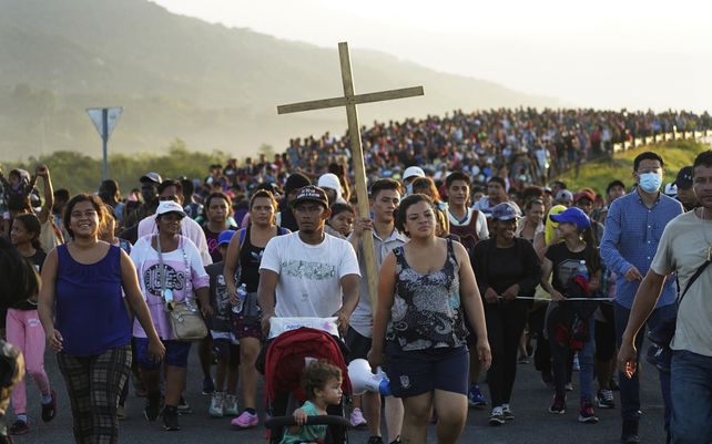 Una caravana de migrantes sale de Huixtla