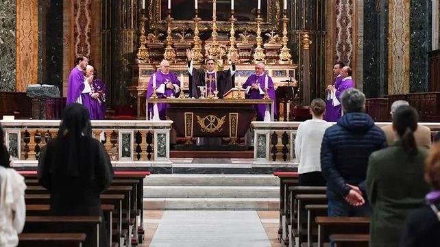 El Papa Francisco se mueve como lo hacía antes y puede ir de la cama al sillón. Sus condiciones de salud son estables