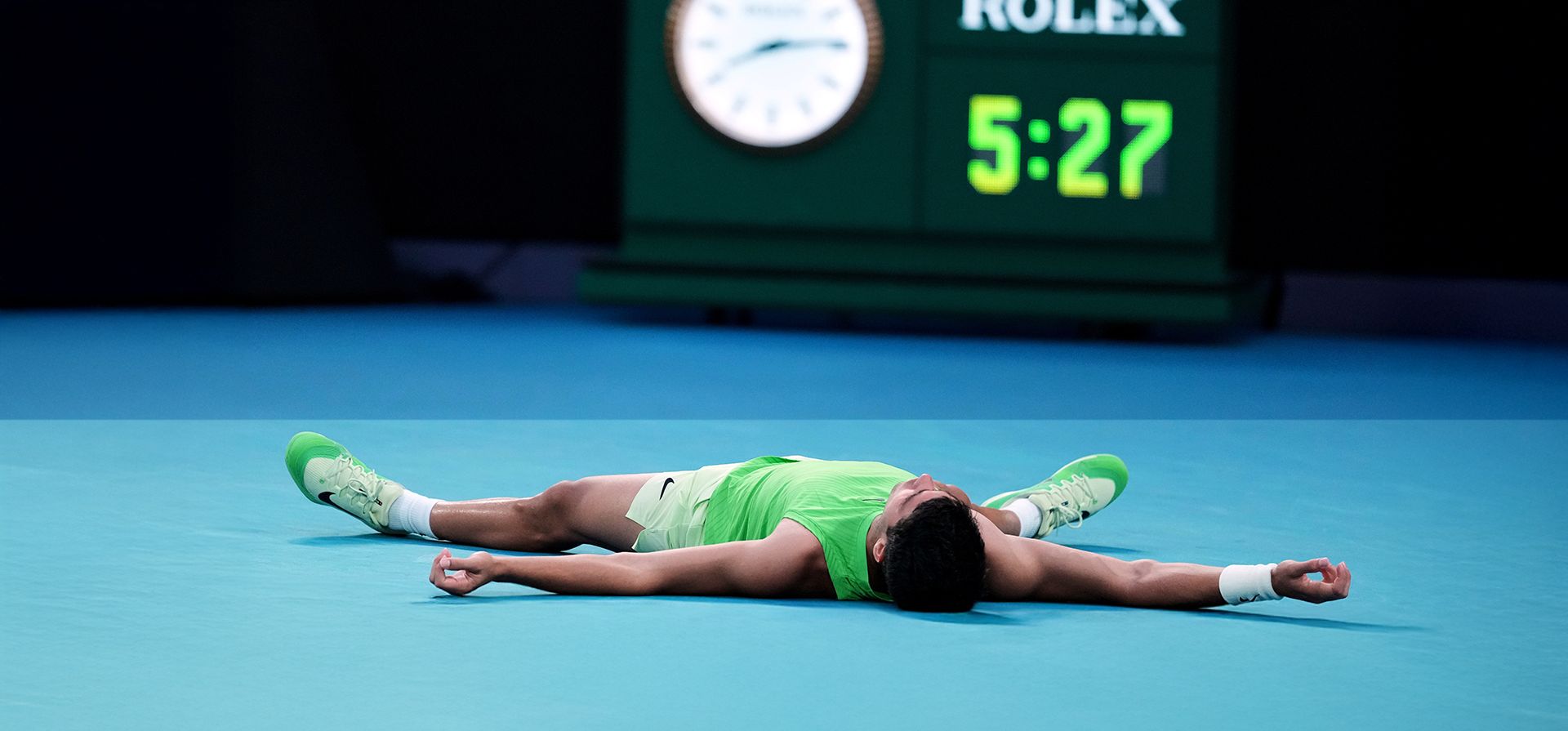 Carlos Alcaraz celebra tras derrotar a Alexander Zverev en la primera semifinal del Abierto de Australia, el viernes 30 de enero de 2026, en Melbourne. (AP Foto/Asanka Brendon Ratnayake)
