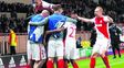 Venga ese abrazo. Los jugadores de Mónaco celebran uno de los tres tantos.