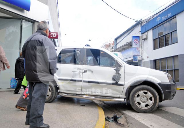 Un colectivo embistió a una camioneta que terminó en la vereda de un banco en pleno centro