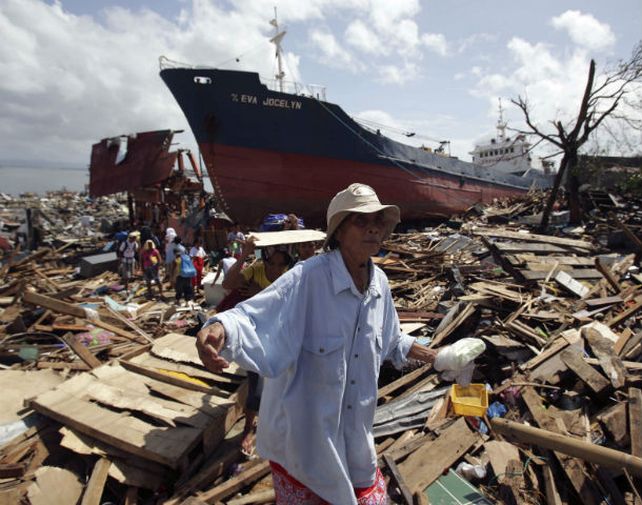 Desolador. Una filipina deambula entre las ruinas de las casas arrasadas en Tacloban