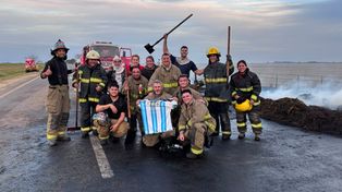Combatían incendios mientras jugaba Argentina: la foto de los bomberos santafesinos que emocionó en las redes
