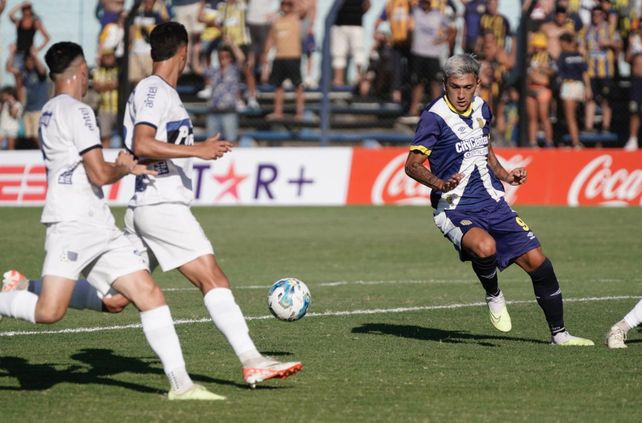 Cervera definió con clase a los 27 minutos del primer tiempo ante Liverpool.