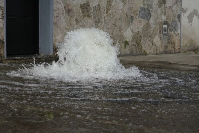 Aguas Santafesinas abrió un hidrante para descomprimir la presión en un sector de obras.