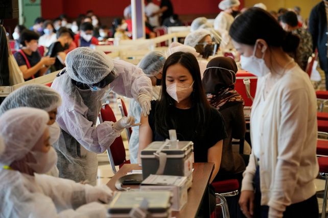 Vacunación en Indonesia (Foto: AP)