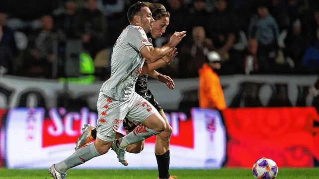 Claudio Corvalán salió lesionado en el partido ante Platense y se aguarda por el parte médico. No jugará frente a Independiente.