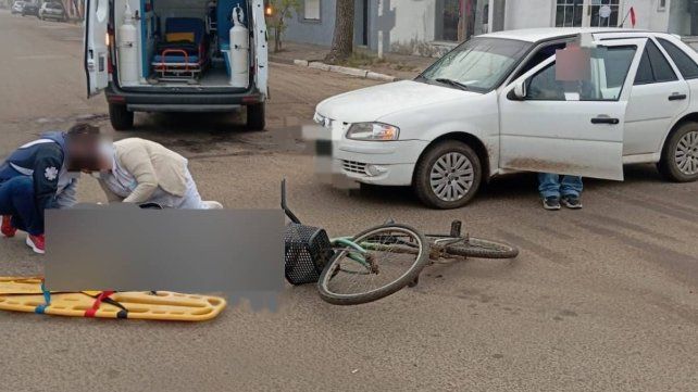 Ciclista herida tras ser atropellada por un auto en San Salvador