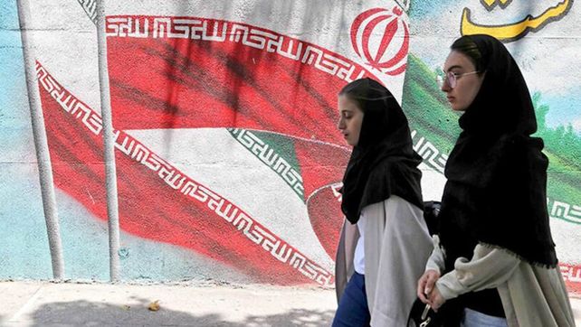 La Policía iraní implementa tecnología inteligente para detectar mujeres sin velo